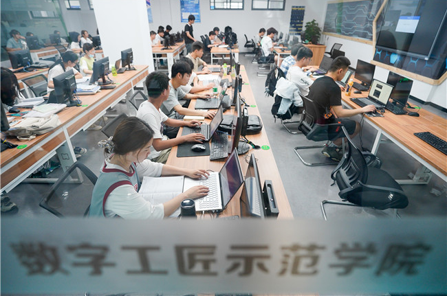 计算机专业学生上课现场.png