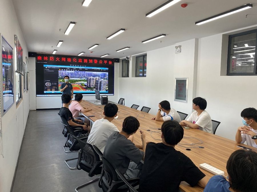 “湖北森林防火网格化监测预警云平台建设技术应用示范”推广项目在我校开展培训照片（2）.jpg