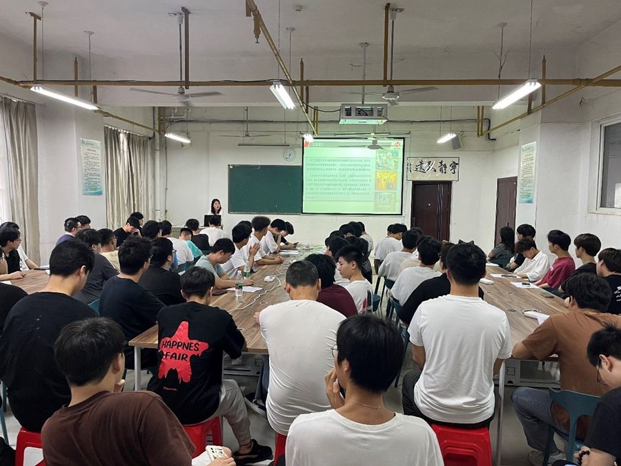 信息機(jī)電學(xué)院舉行林業(yè)智造專業(yè)群專場(chǎng)招聘宣講會(huì)照片（1）.jpg