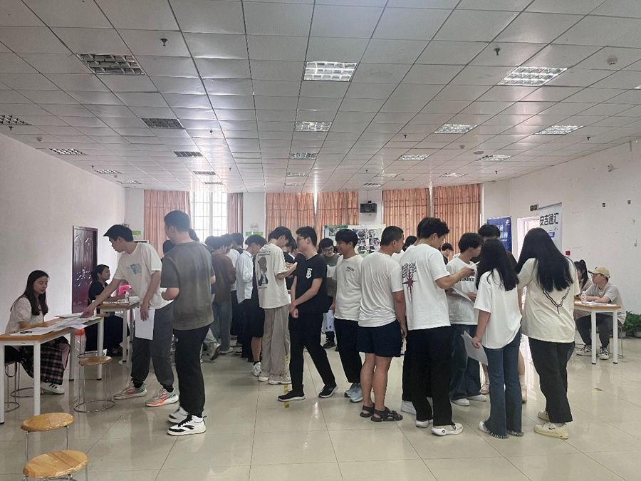 信息機(jī)電學(xué)院舉行咚咚智能制造英才班專場(chǎng)招聘會(huì)照片（3）.jpg