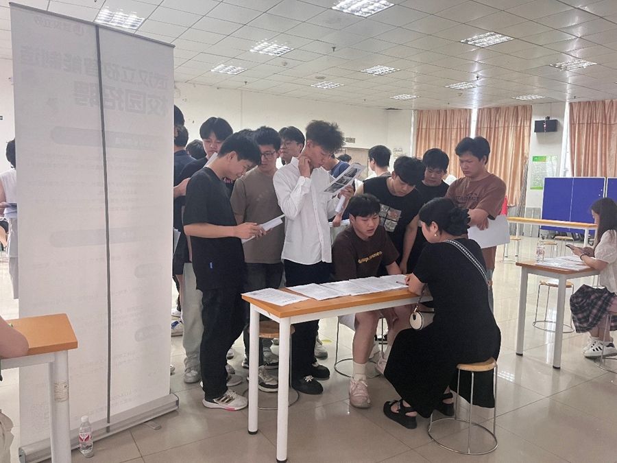 信息機(jī)電學(xué)院舉行咚咚智能制造英才班專場(chǎng)招聘會(huì)照片（4）.jpg