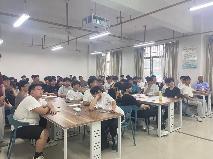 信息機(jī)電學(xué)院舉行林業(yè)智造專業(yè)群第三場(chǎng)專場(chǎng)招聘宣講會(huì)照片（3）.jpg