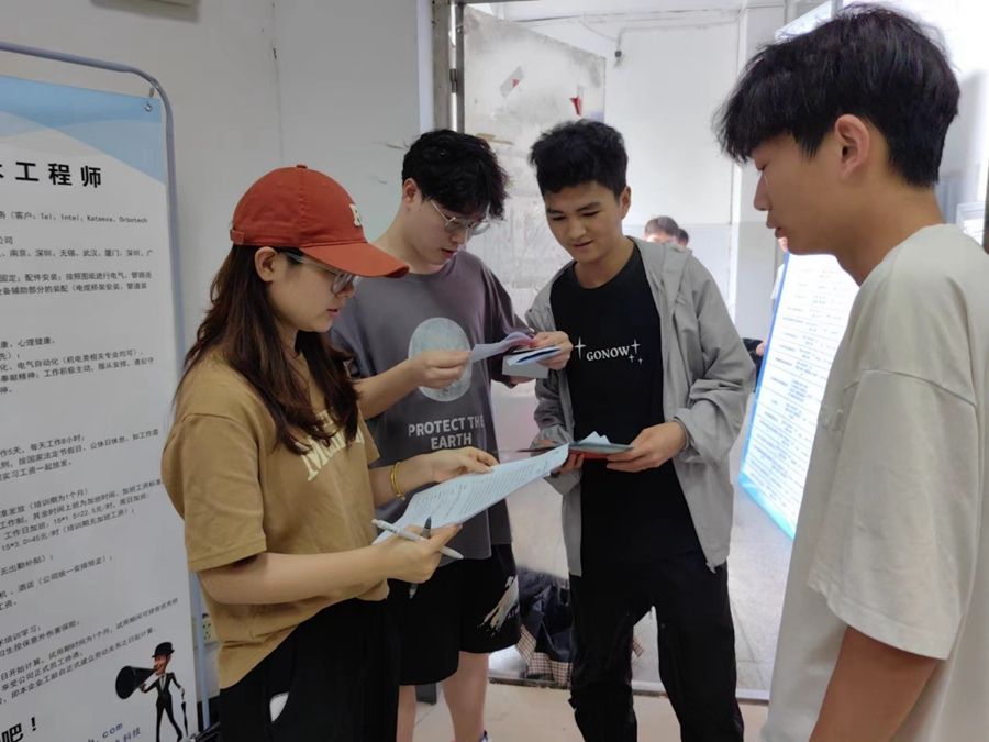 信息機電學(xué)院舉行“生態(tài)引領(lǐng) 智創(chuàng)未來“2024年林業(yè)智造專業(yè)群專場招聘會照片（4）.jpg