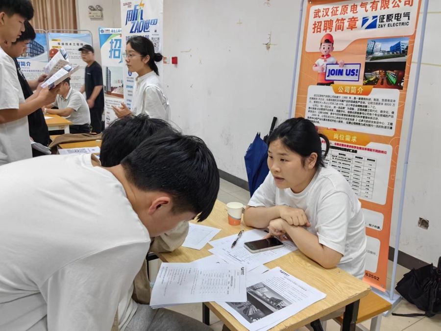 信息機電學(xué)院舉行“生態(tài)引領(lǐng) 智創(chuàng)未來“2024年林業(yè)智造專業(yè)群專場招聘會照片（5）.jpg