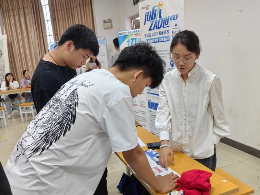信息機電學(xué)院舉行“生態(tài)引領(lǐng) 智創(chuàng)未來“2024年林業(yè)智造專業(yè)群專場招聘會照片（8）.jpg