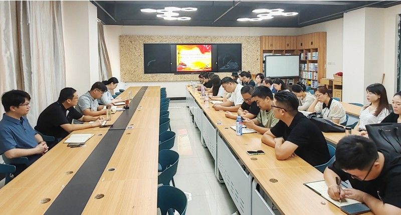 藝術(shù)設(shè)計學院黨總支開展二十屆三中全會精神研討會照片（1）.jpg