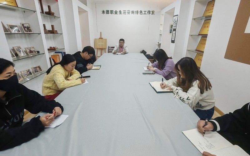 學(xué)院召開十一月輔導(dǎo)員工作會(huì)議照片（1）.jpg