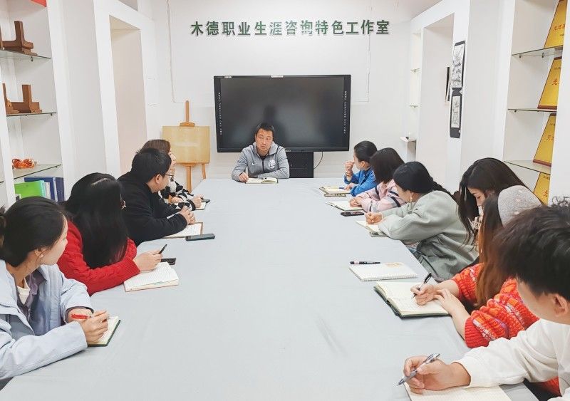 學(xué)院召開清明節(jié)前學(xué)生安全例會照片（1）.jpg