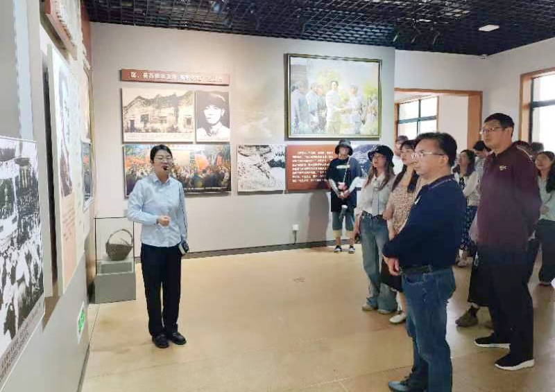 藝設(shè)黨總支開展校企聯(lián)合黨建活動(dòng)照片（3）.png